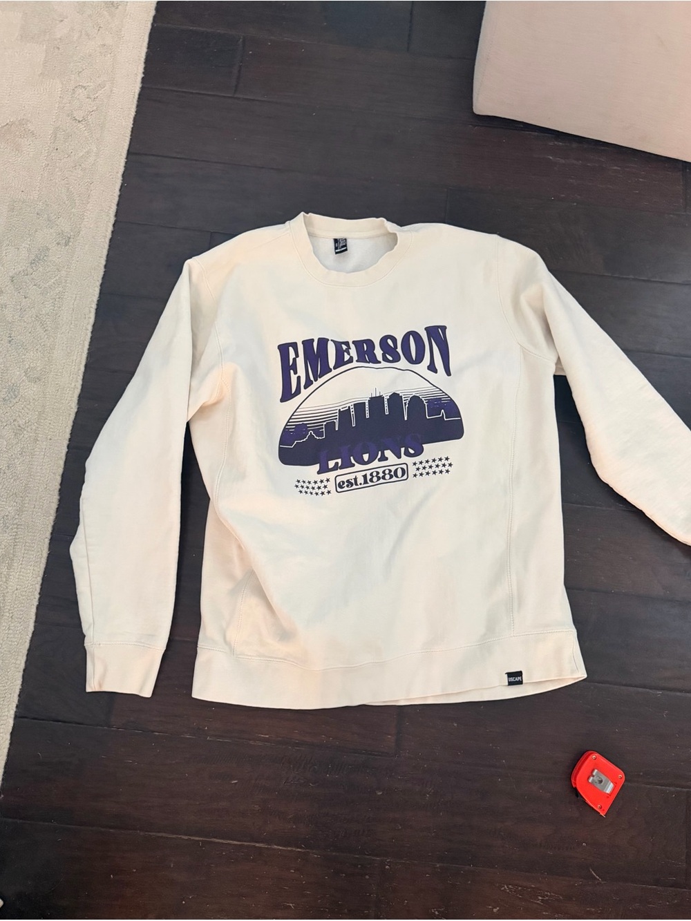 Emerson College Lions USCAPE Crewneck Sweatshirt XL Ivory Boston Skyline